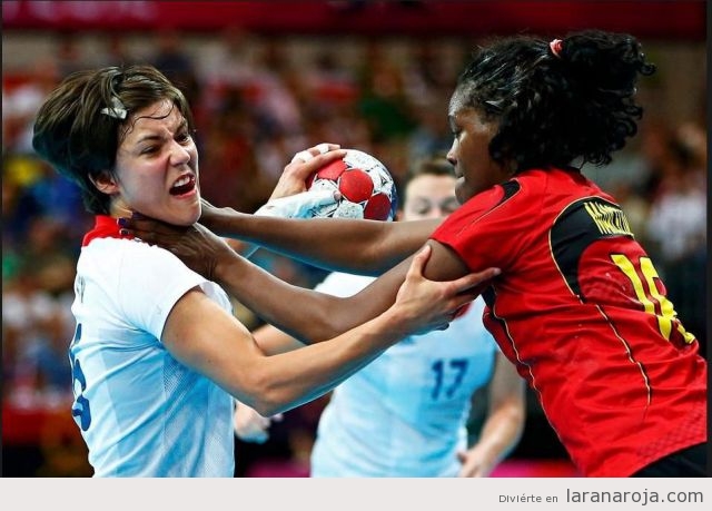 Foto de una jugadora de balonmano cogiendo del cuello a otra en los Juegos Olímpicos 2012