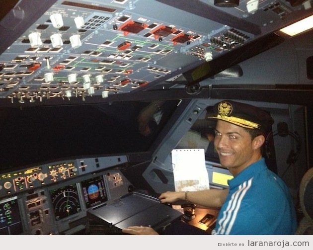 Foto de Cristiano Ronaldo pilotando un avión