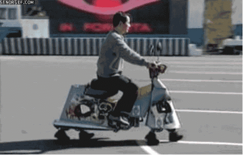 Gif animado WTF, moto asiática con cuatro patas
