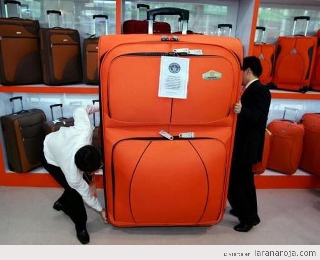 foto-graciosa-maleta-gigante-para-mujeres